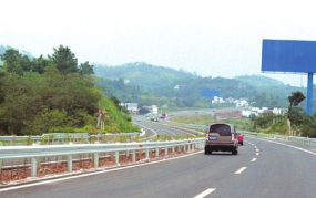 成自泸高速公路,连接西南经济走廊的快速通道